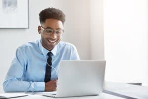 homme-affaires-confiant-travaillant-son-ordinateur-portable