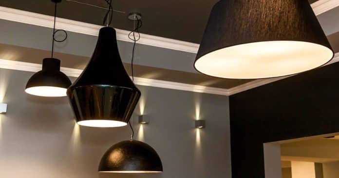 Lampadaire design pour un salon dans un style scandinave